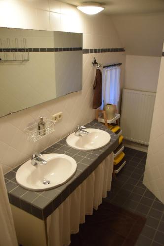 La salle de bains est pourvue de 2 lavabos et d'un comptoir. dans l'établissement la Bodangeoise gîte rural, à Fauvillers