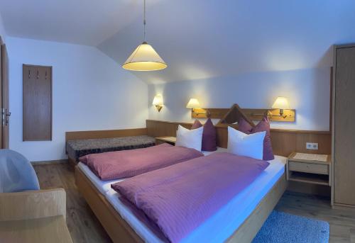 a bedroom with two beds with pink pillows at Das Weber in Sankt Jakob in Defereggen