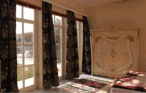 - une chambre avec des rideaux, un lit et une fenêtre dans l'établissement El Gouna dream villa sea front max13+3 people, à Hurghada