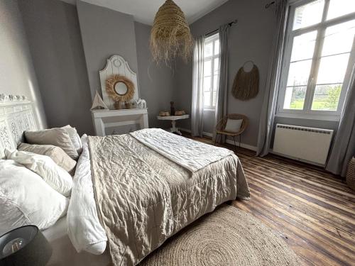 une chambre avec un lit blanc et un miroir dans l'établissement le clos girona, à Civrac-en-Médoc