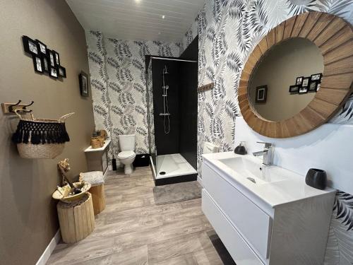 une salle de bain avec un lavabo et un miroir dans l'établissement le clos girona, à Civrac-en-Médoc