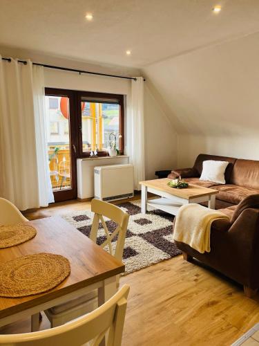 sala de estar con sofá y mesa en Maisonette Wohnung Sophie mit Balkon und Terrasse, en Weikersheim