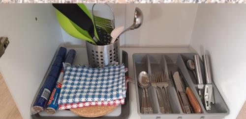 a tray with a utensils and a utensil at Hajas Família Kiadó Szobák in Balatonmáriafürdő