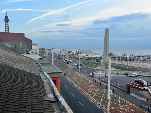 uma vista para uma cidade com uma torre do relógio e uma rua em Oak 2 Bed Apartment (Plus Sofa Bed - Sleeps 6) em Blackpool