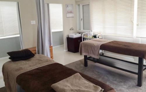 um quarto de hospital com duas camas e uma janela em 5 Mountains Lodge & Spa em Wellington