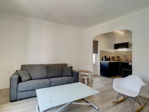 un salon avec un canapé et une cuisine dans l'établissement Cannes suquet Croisette, à Cannes