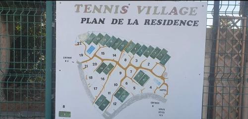 een bord met termen dorpsplan de la residence bij Tennis Village in Cap d'Agde