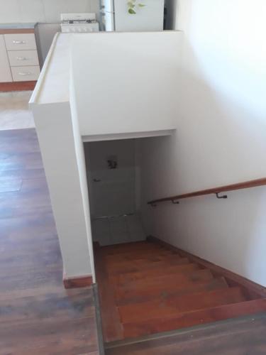 een trap in een kamer met een witte muur bij El mejor descanso II in Plottier