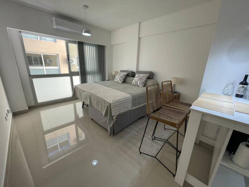 Habitación pequeña con cama y escritorio. en Apart en San Telmo- Paseo de la Cisterna- UF 514 en Buenos Aires