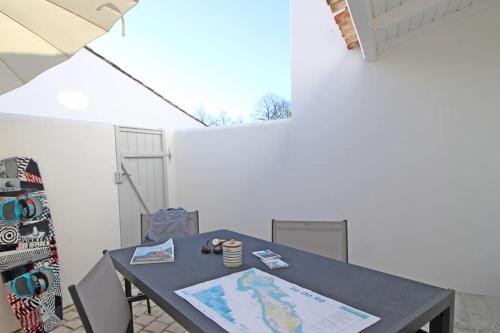 une table dans une pièce avec une carte dessus dans l'établissement Le Clos des Flots - La Plage, à La Flotte