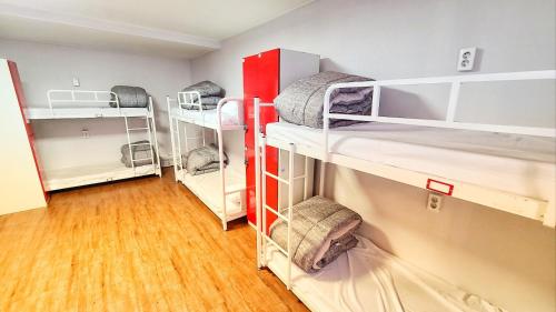 Krevet ili kreveti na sprat u jedinici u okviru objekta Kimchee Busan Downtown Guesthouse