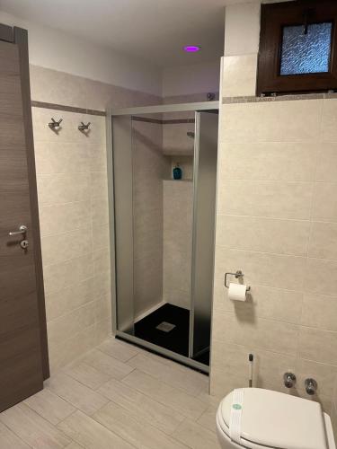 a bathroom with a shower and a toilet at La Ciuenda in Perosa Argentina