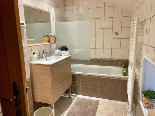 A bathroom at LES GLYCINES