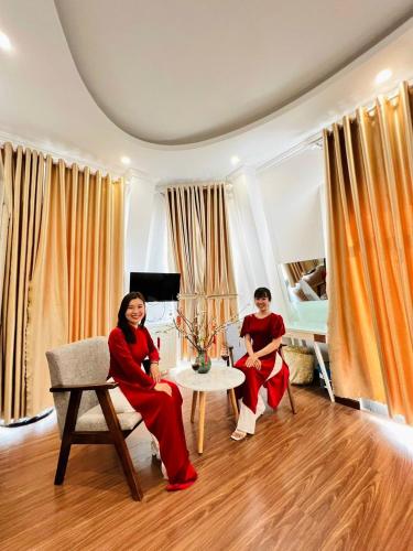 a woman and a man sitting in a living room at NEW CITY HOTEL in Tây Ninh