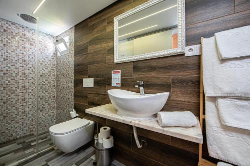 コスタ・ダ・カパリカにあるVila Maria Loft by HOST-POINTのバスルーム(洗面台、トイレ、鏡付)