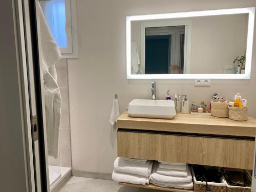 une salle de bain avec un lavabo et un miroir dans l'établissement Maison 90m2 15min du circuit des 24h du Mans 7 couchages, au Mans