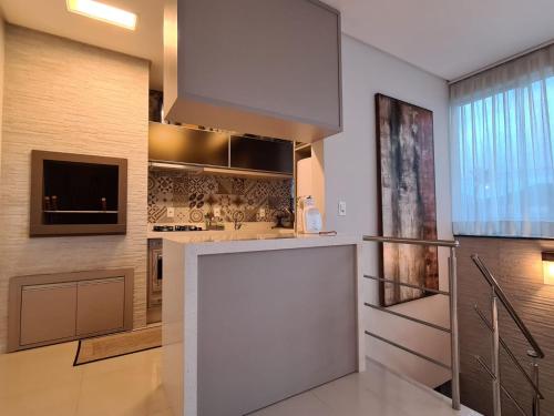 una cocina con una gran isla en una habitación en Cobertura com Piscina 50 mt do Mar, en Bombinhas