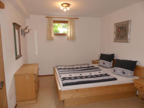 1 dormitorio con 1 cama grande en una habitación en Gemütliche Ferienwohnung in Weidach, en Leutasch