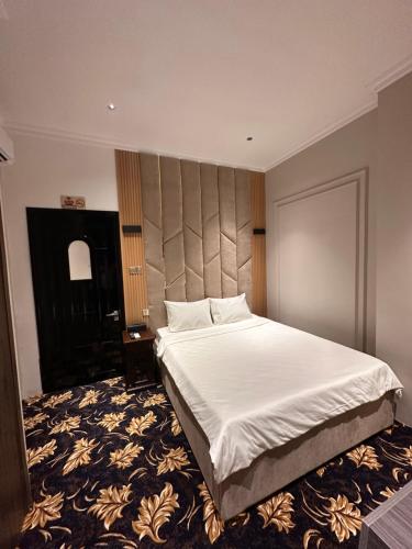 a bedroom with a large bed in a room at Phước Hưng 3 Hotel in Vĩnh Long