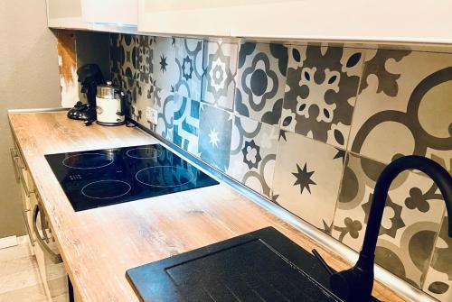 a kitchen with a stove and a counter top at Ankerplatz Neumünster, Parkplatz in Neumünster