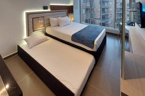 Cama o camas de una habitación en New modern & warm suite overlooking the mountains