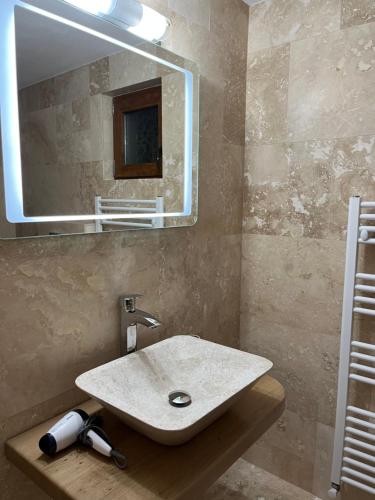 a bathroom with a sink and a mirror at Green Forest Bran House in Bran