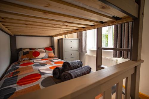 sypialnia z łóżkiem i dużym oknem w obiekcie Hazeldene Cottage w mieście Parkend