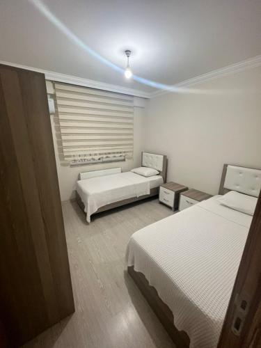 1 dormitorio con 2 camas y luz azul en أبراج الشهباء, en Yomra