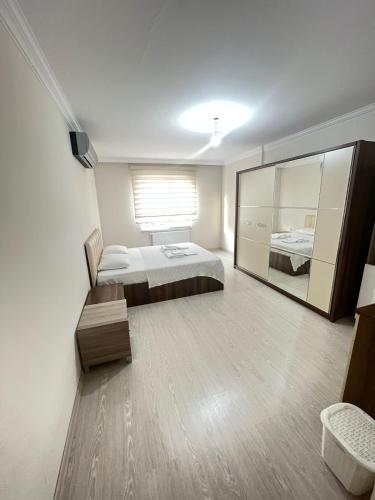 1 dormitorio con cama y espejo grande en أبراج الشهباء, en Yomra
