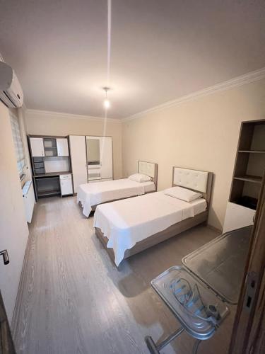 Habitación con 2 camas en una habitación con: en أبراج الشهباء, en Yomra