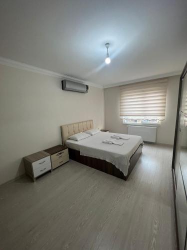 Un dormitorio con una cama grande y una ventana en أبراج الشهباء, en Yomra