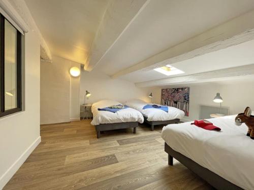 een slaapkamer met 3 bedden in een kamer bij L'appart' des Moussaillons in La Flotte