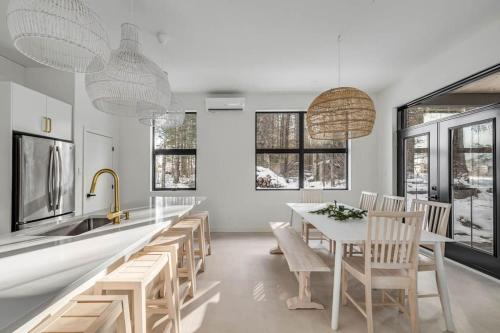 cocina con mesa, sillas y ventanas en Initial / Solden / MSA, en Saint-Férréol-les-Neiges