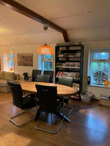 - une salle à manger avec une table et des chaises en bois dans l'établissement de Stjelp Pleats, à Lemmer