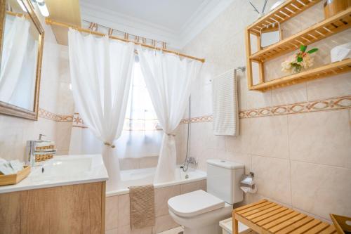y baño con aseo, bañera y lavamanos. en 5 bedrooms villa La Laja, en Callao Salvaje