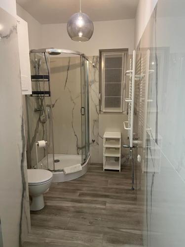 a bathroom with a shower and a toilet at Fengrande in Karpacz