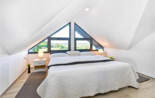 Beretinec的住宿－3 Bedroom Beautiful Home In Beretinec，一间卧室设有一张大床和一个大窗户