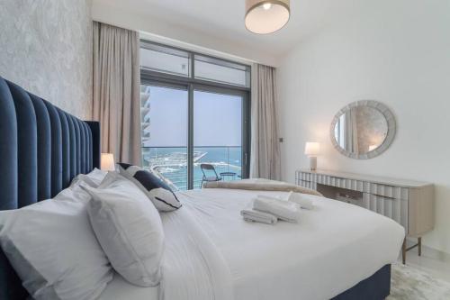 Postel nebo postele na pokoji v ubytování Sensational Waterfront Apartment with Palm View