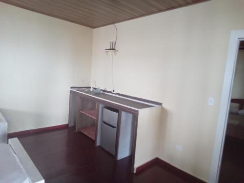 eine Küche mit einem Waschbecken im Zimmer in der Unterkunft Buccaneer Resort in Bocas del Toro