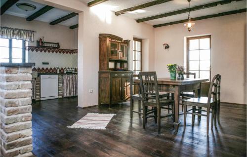 - une cuisine et une salle à manger avec une table et des chaises dans l'établissement Beautiful Home In Brajkovici With Sauna, à Brajkovići