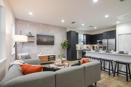 a living room with a couch and a kitchen at Private Cottage - KING Beds, Brand New, Near Beach, Golfing, Shopping & Restaurants in Lake Worth