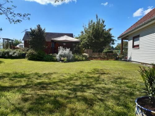 une cour avec une maison et une sidx sidx sidx sidx dans l'établissement Chalet insolite, à Saint-Georges-de-Livoye