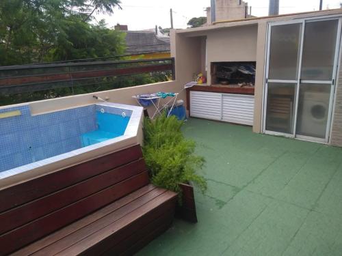 un patio trasero con piscina en una casa en Dpto Hipólito Yrigoyen en Concordia