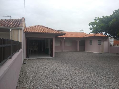 una casa con una entrada delante de ella en Casa ampla a 50metros do mar, en Balneário Barra do Sul