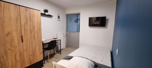 Televízia a/alebo spoločenská miestnosť v ubytovaní Chambres avec douche privative dans appartement partagé - Metro - Wifi