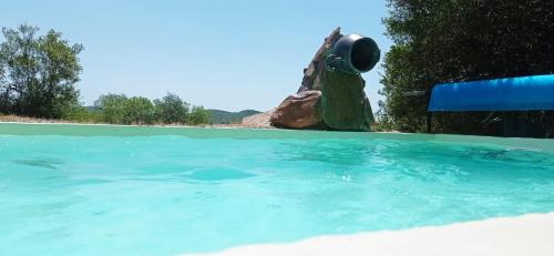 una piscina con un tobogán en el agua en Casa CALMA en Villa Serrana, en Villa Serrana