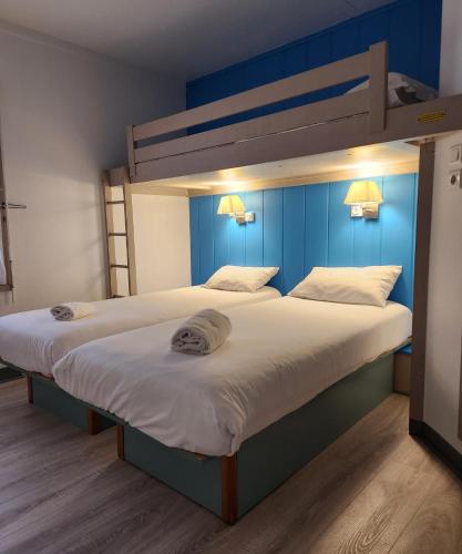 2 camas individuales en una habitación con paredes azules en Fasthotel Avignon Nord Le Pontet, en Le Pontet
