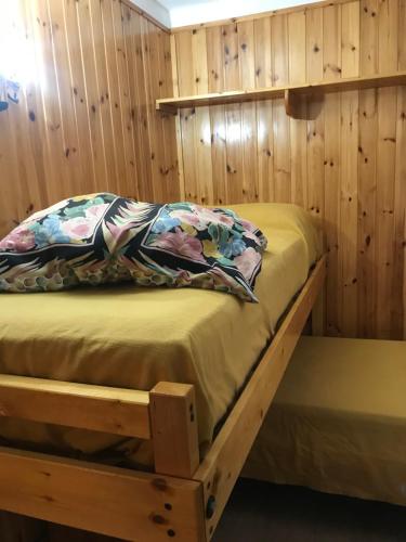 a bunk bed in a room with wooden walls at appartamento incantevole con camino in Rocca di Mezzo