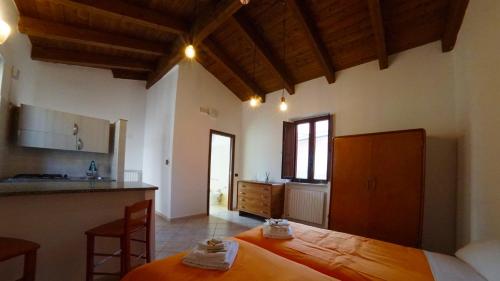a large room with a bed and a kitchen at Porta Nuova Room Locazione Breve Turistica in Benevento