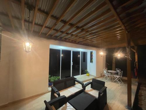 ein Wohnzimmer mit einem Sofa und einem Tisch in der Unterkunft CABAÑA EN ISLA FRENTE A CARTAGENA in Cartagena de Indias